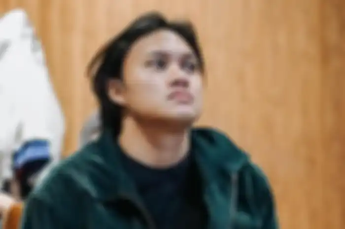 Musisi Rizky Febian membongkar rahasia perihal kejanggalan yang terjadi sebelum ibu kandungnya, Lina Jubaedah, meninggal dunia.