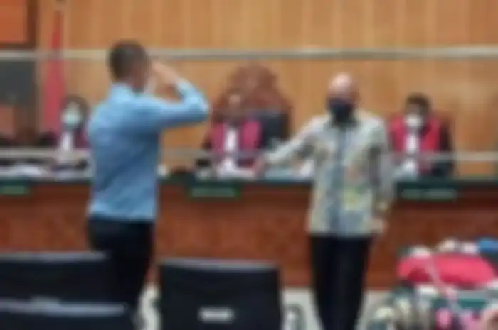 Mantan Kapolda Sumatera Barat, Tedy Minahasa (kanan), saat menjalani sidang kasus perederan narkoba