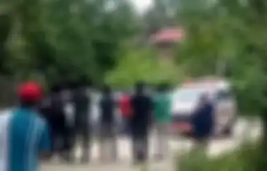 Masih Ada Rasa Kemanusiaan, Begini Reaksi Tak Terduga Tetangga saat Seorang Remaja Pasien Virus Corona di Sulawesi Barat Dijemput Ambulans