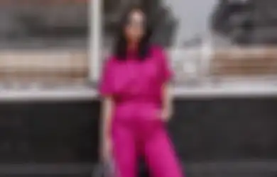 5 Cara Pakai Outfit Warna Pink Fuchsia Biar Enggak Kelihatan Norak!