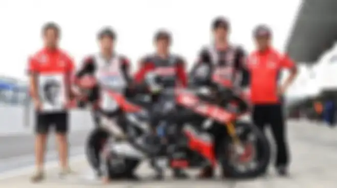 SylvIain Guintoli (kedua dari kanan) baru Minggu kemarin ikut Suzuka 8 Hours, akhir pekan ini sudah balapan MotoGP Rep. Ceska 2019