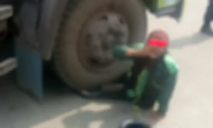 Perempuan pengojek online kakinya terlindas truk di Tanjung Priok.
