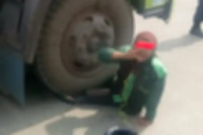 Perempuan pengojek online kakinya terlindas truk di Tanjung Priok.