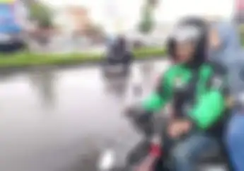 Banjir Lumpuhkan Makassar dan Kota Lain, Pengojek Online Lakukan Aksi Gak Terduga