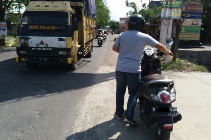 Buang waktu putar kontar berkali-kali, begini cara ampuh buat motor injeksi yang kehabisan bensin.