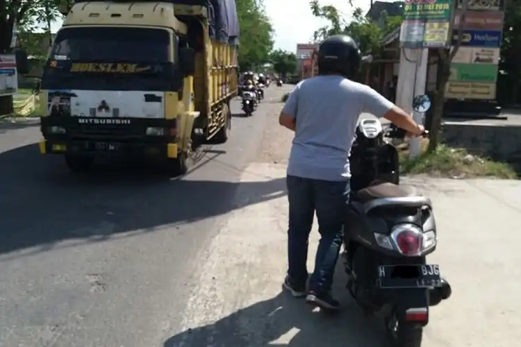 Gak Usah Putar Kontak Berkali-kali, Begini Trik Simpel Motor Injeksi yang Habis Bensin