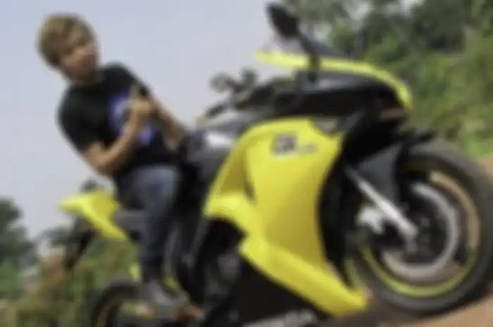 Zul Zivilia saat pose di atas Honda CBR250R.