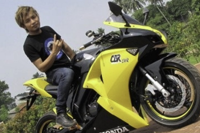 Zul Zivilia saat pose di atas Honda CBR250R.