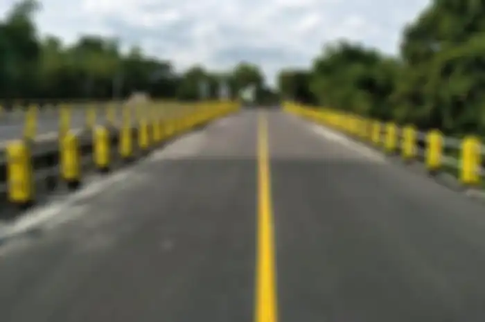 Bikers masih bingung apa fungsi dan kenapa dibuat garis kuning di tengah jalan.