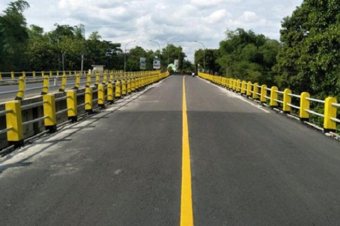 Bikers masih bingung apa fungsi dan kenapa dibuat garis kuning di tengah jalan.
