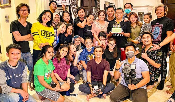  Perayaan ulang tahun Anang Hermansyah bareng asisten