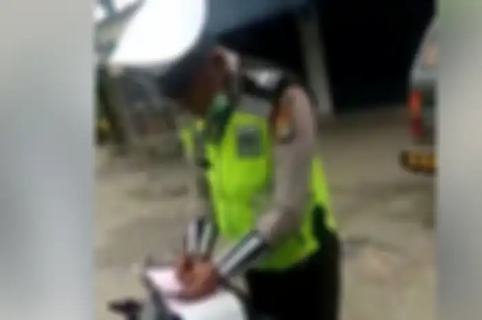 Polisi tilang pemotor karena lampu depan mati di Cikarang.