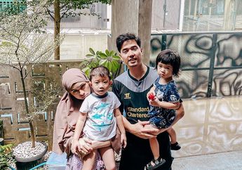 Rumahnya Terendam Banjir 4 Kali dalam 2 Bulan, Nycta Gina dan Keluarga Mengungsi dengan Naik Perahu Karet: Banjirnya Kali Ini Parah, Bener-bener Kayak Kota Mati!