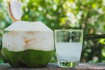 Tak Hanya Menyegarkan, Air Kelapa Ternyata Juga Bisa Melembutkan Kulit, lo!