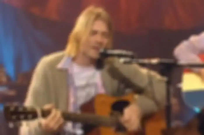Kurt Cobain saat tampil bersama Nirvana di 'MTV Unplugged'