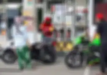 Video Kawasaki Ninja ZX-25R Jadi-jadian Antri Isi Bensin di SPBU Pemotor Langsung Melongo