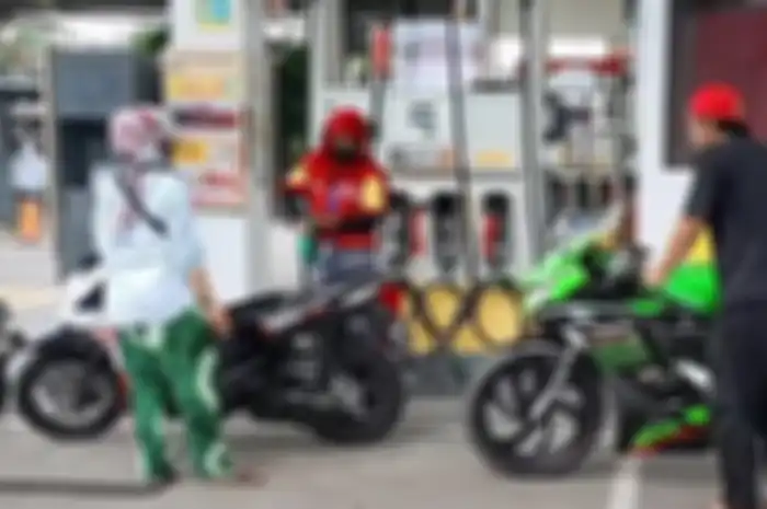 Bikin kaget Kawasaki NinjaZX25R isi bensin di SPBU jadi perhatian pemotor lain.