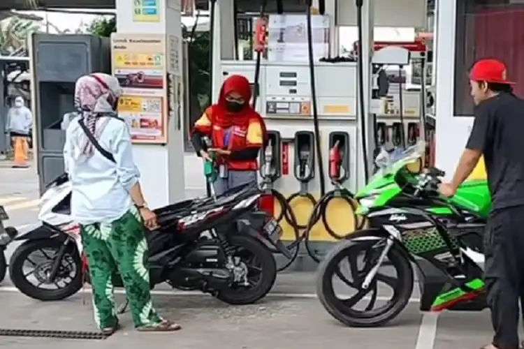 Inilah yang Terjadi Jika Bikers Tidak Turun dari Motor Saat Mengisi Bahan Bakar