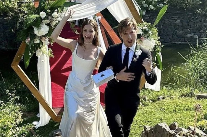 Barbara Palvin dan Dylan Sprouse menikah