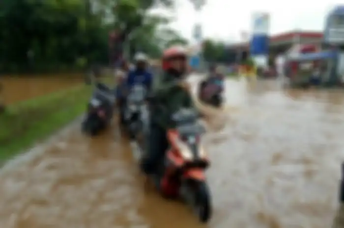 Ilustrasi motor menerobos banjir