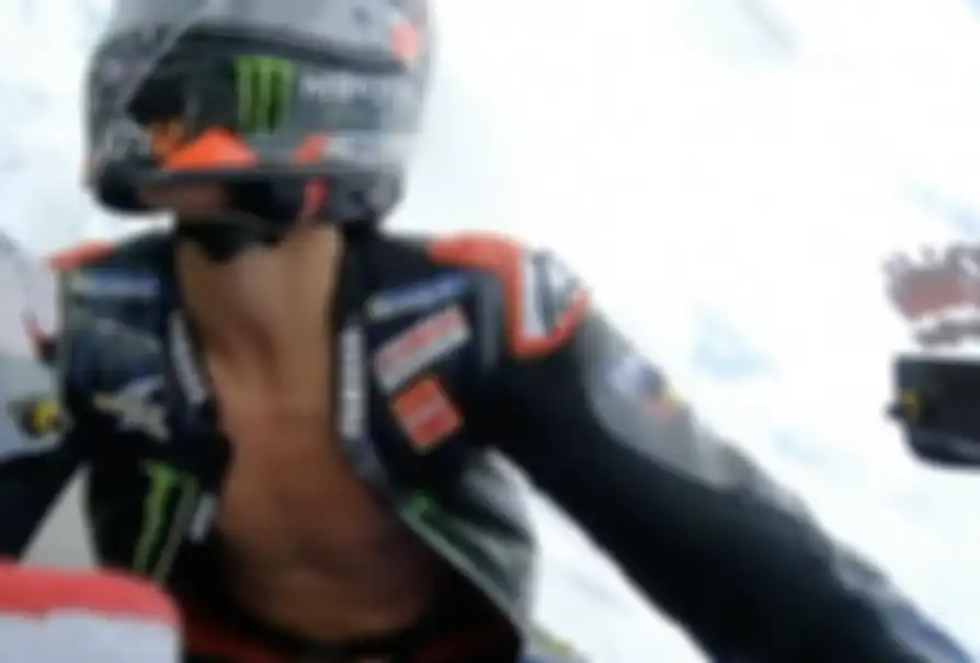 Baju balap Fabio Quartararo terlepas saat MotoGP Catalunya 2021