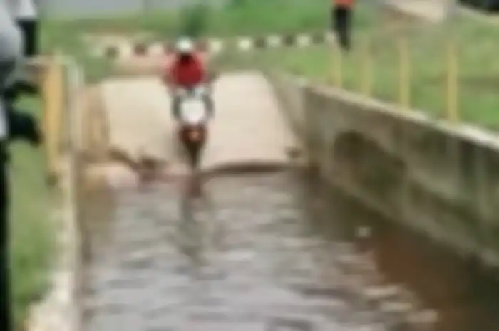 Video motor listrik Gesits aman sentosa terabas banjir, ketinggian segini lo.