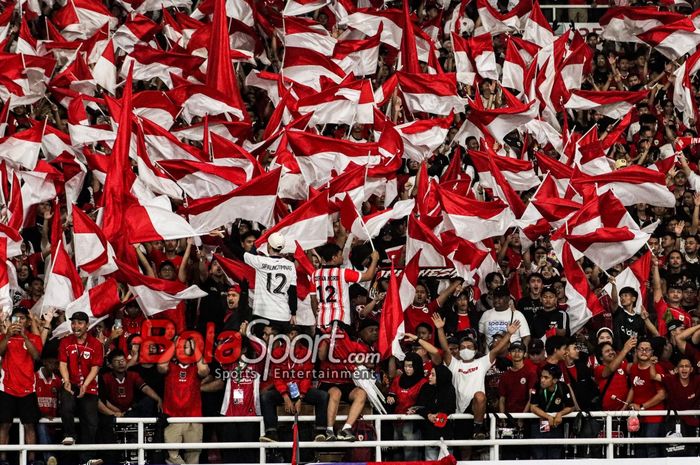 Aksi suporter Timnas Indonesia mengibarkan bendera Merah Putih di Stadion Utama Gelora Bung Karno, Senayan, Jakarta, Selasa (25/3/2025).