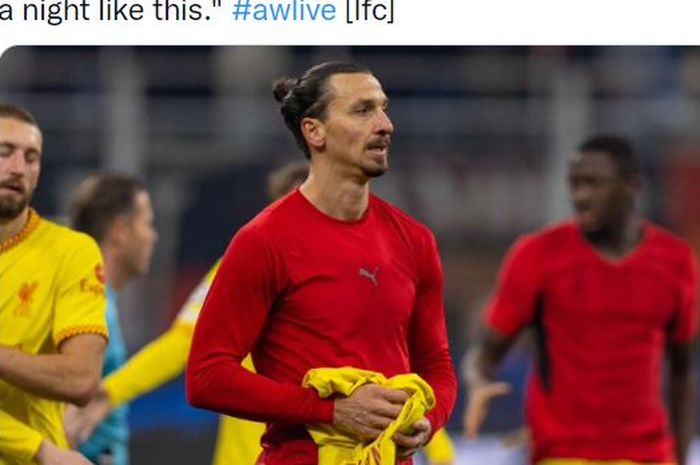 Zlatan Ibrahimovic memegang jersi Ibrahima Konate usai laga AC Milan vs Liverpool di Liga Champions (7/12/2021).