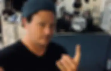 Tom Delonge Kirim Doa di Wisuda Putrinya: Moga Kamu Bisa Bikin Mesin Anti-Gravitasi