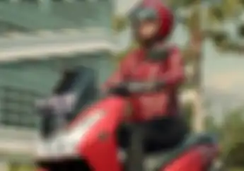 3 Trik Ampuh Usir Masalah Rambut Berketombe dan Bau Setelah Pakai Helm, Jangan Diabaikan