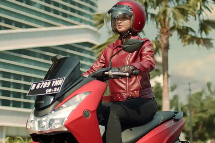3 Trik Ampuh Usir Masalah Rambut Berketombe dan Bau Setelah Pakai Helm, Jangan Diabaikan