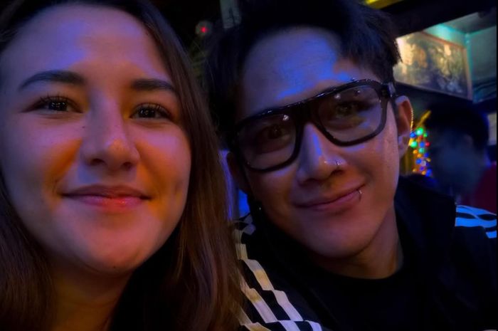 Setelah bercerai dari Fandy Christian, Dahlia Poland tampak lebih bebas menjalin pertemanan, termasuk dengan Dicky Smash