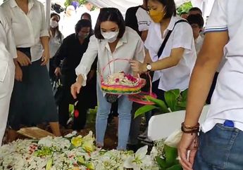 Sedang Asik Berlibur bersama Sang Putri di Bali, Gisella Anastasia Rela Hadir di Pemakaman Ibunda Gading Marten