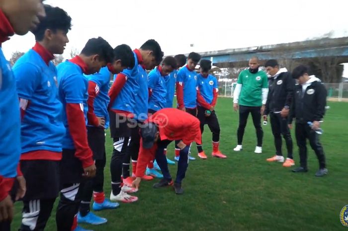 Pelatih timnas Indonesia, Shin Tae-yong saat memeriksa sepatu para pemain timnas U-19 Indonesia setelah latihan di Korea Selatan,.