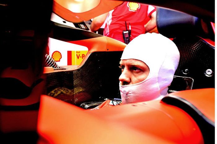 Sebastian Vettel saat bersiap dalam cockpit mobil SF90 milik Ferrari dalam salah satu sesi F1 GP Australia 2019.