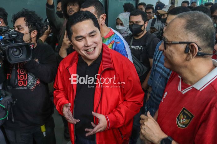 Menteri BUMN (Badan Usaha Milik Negara), Erick Thohir, saat tiba di Kantor PSSI, GBK Arena, Senayan, Jakarta, 15 Januari 2023.