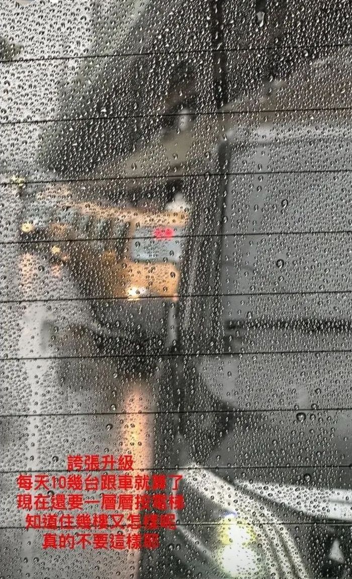 Taksi yang mengikuti mobil Byeon Woo Seok