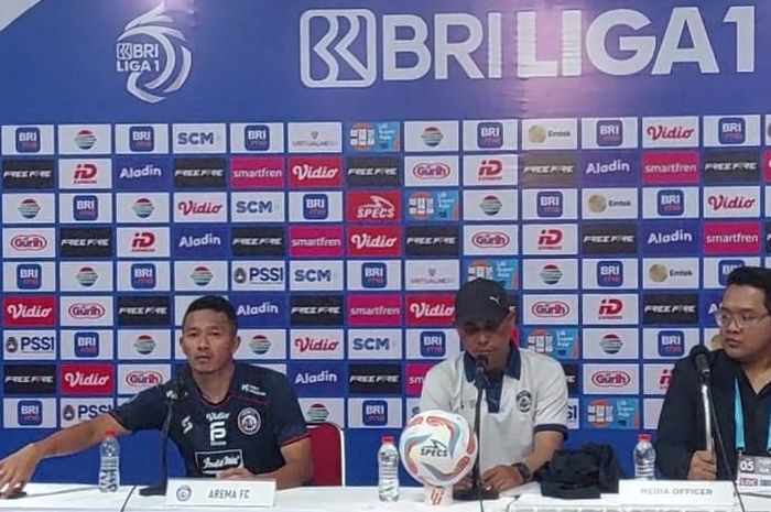 Pelatih Arema FC Joko Susilo dan pemain  Dendi Santoso