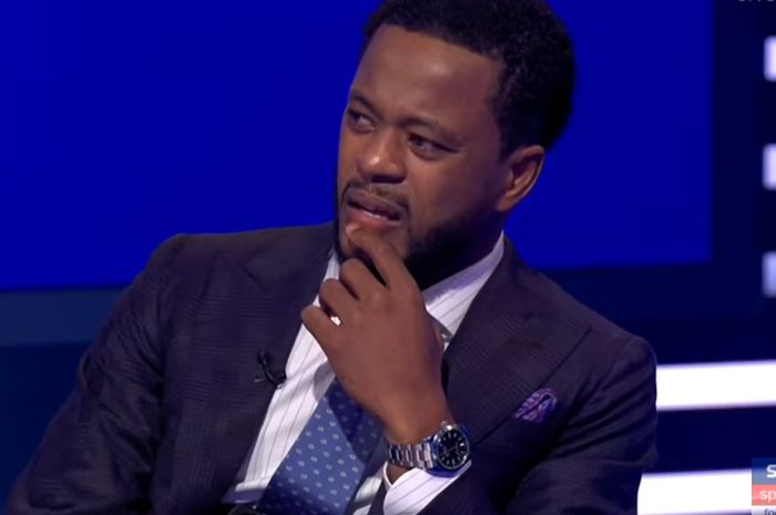 Eks bek Manchester United, Patrice Evra, ketika menjadi komentator di Sky Sports.