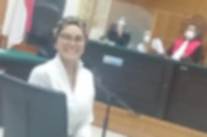 Nikita Mirzani menjalani sidang perdana kasus dugaan pencemaran nama baik yang dilaporkan oleh Dito Mahendra di Pengadilan Negeri Serang, Senin (14/11/2022).