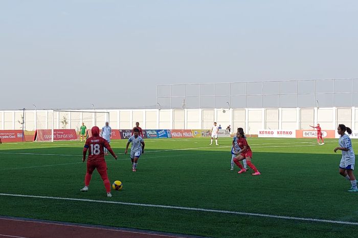 Suasana pertandingan peserta klub Liga 1 Putri Persis Solo Wanita melawan Persib Bandung Wanita saat menjalani pertandingan ekshibisi di Supersoccer Arena, Kudus, Jawa Tengah, Minggu (3/9/2023).