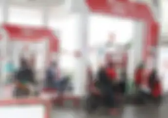Masih Berani Menggoyangkan Motor Saat Isi Bensin, Ternyata Efeknya Sangat Berbahaya