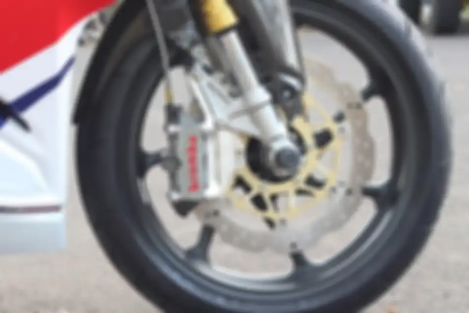 Modifikasi Honda CBR250RR, kaliper depan bawaan CBR250RR diganti tipe 4 piston