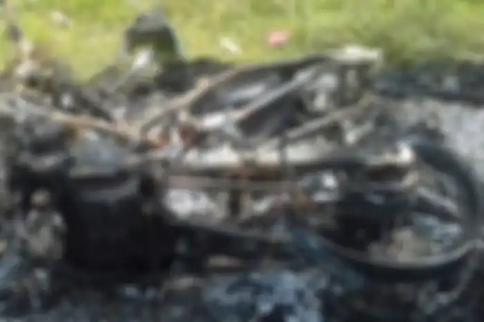 Dahsyatnya tabrakan hingga motor ludes