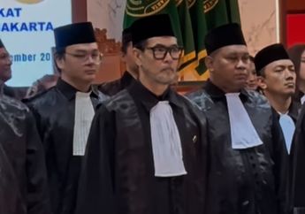 Lulus S2 Hukum dan Disumpah Advokat, Ferry Salim Ungkap Tantangan Membagi Waktu