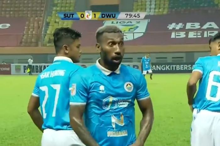 Momen tak terpuji striker Sulut United, Patrich Wanggai saat laga vs Dewa United.