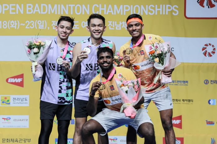 Ganda putra Indonesia, Muhammad Rian Ardianto dan Fajar Alfian (kiri), berpose bersama juara Korea Open 2023 Satwiksairaj Rankireddy dan Chirag Shetty dari India usai partai final di Jinnam Stadium, Yeosu, Korea Selatan, 23 Juli 2023.