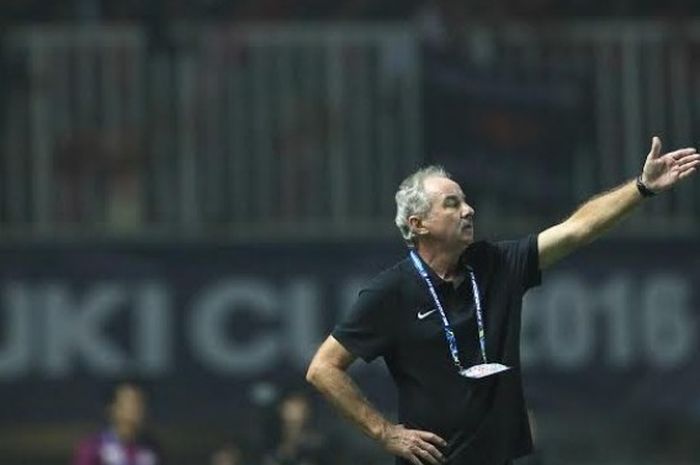 Aksi eks pelatih Indonesia, Alfred Riedl dalam memberikan instruksi anak asuhnya saat menjamu Thailand.