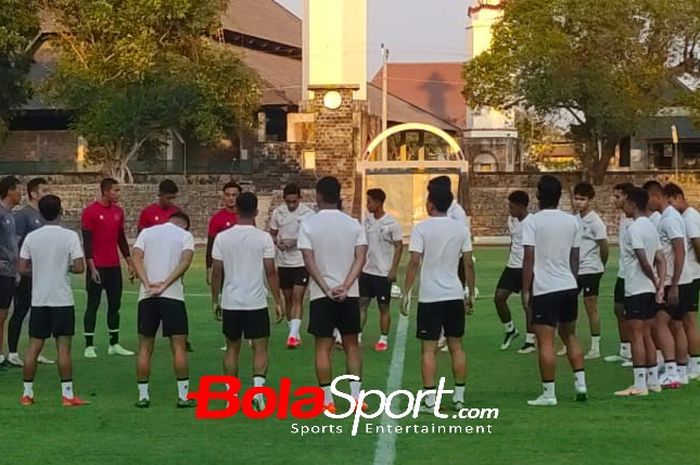 Latihan perdana timnas U-23 Indonesia jelang Kualifikasi Piala Asia U-23 2024 di Stadion Sriwedari, Solo pada Senin (4/9/2023).