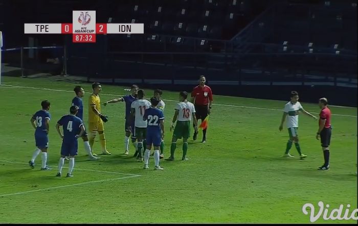 Asnawi Mangkualam menenangkan Victor Igbonefo dalam momen adu mulut pemain Indonesia dan Taiwan (11/10/2021). 